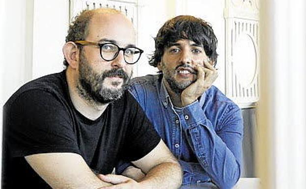 Borja Cobeaga y Diego San José, guionistas de 'Superlópez'.