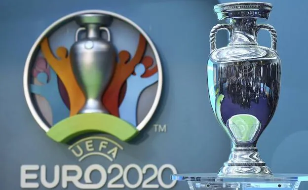El trofeo de la Eurocopa, expuesto durante la presentación de la imagen corporativa del torneo. 