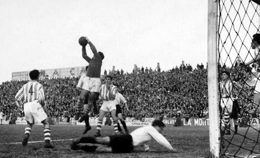 El guardameta gimnástico Fernando Llorente atrapa un balón durante el histórico partido entre el Racing y la Gimnástica del 22 de febrero de 1950, donde los de Torrelavega se impusieron por 2-3. Fue el único partido que los racinguistas perdieron en los Campos de Sport en aquella temporada en la que los santanderinos recuperaron la Primera División.