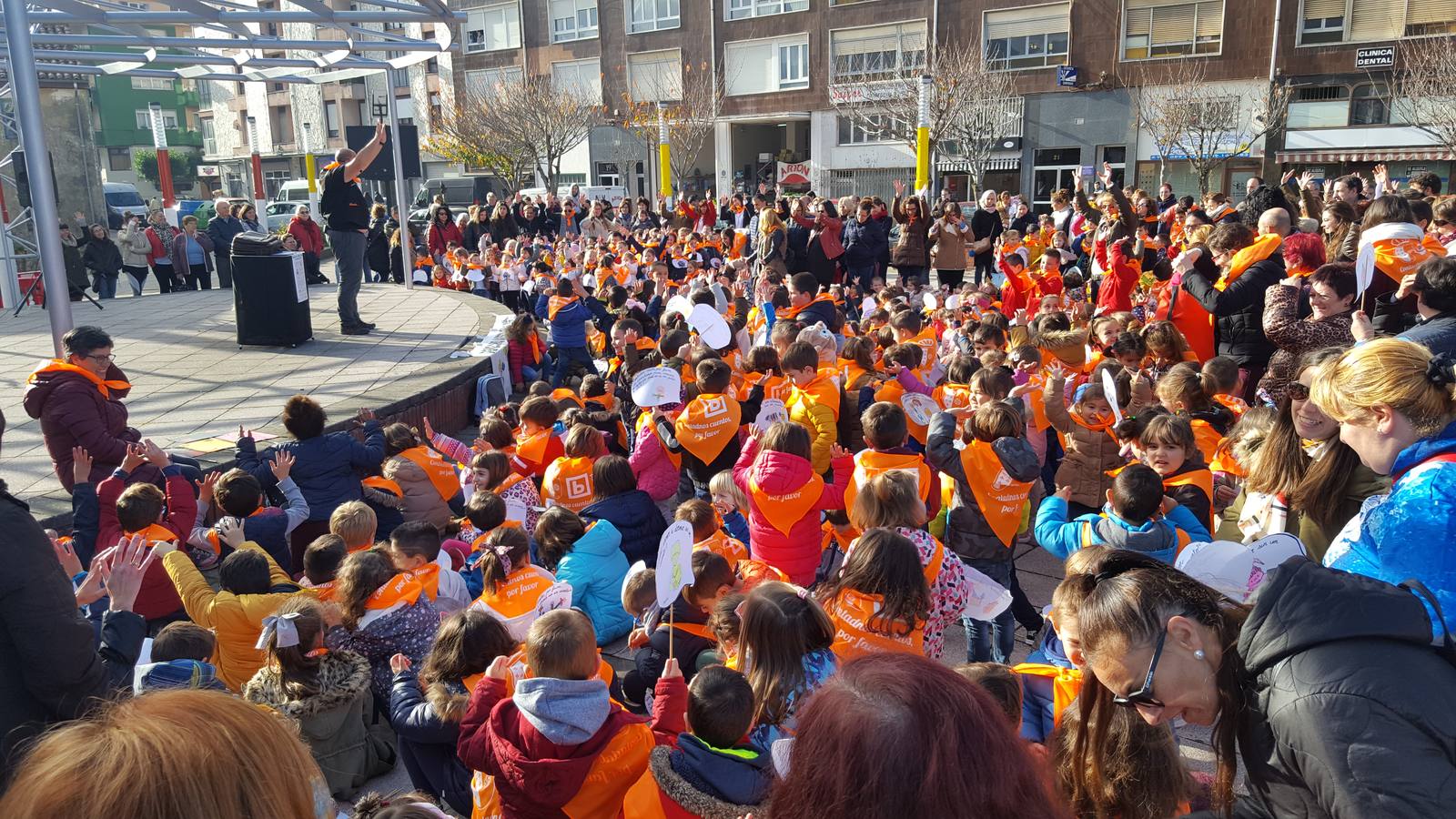 Unos 500 niños se manifestaron pidiendo cuentos