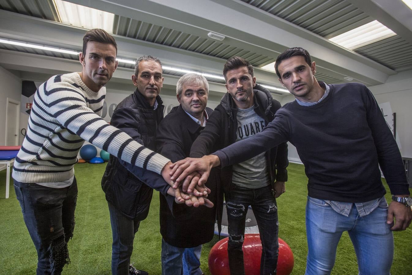 Iván Crespo (portero y capitán del Racing), Pablo Lago (entrenador de la Gimnástica), José Ángel Peláez (presidente de la Federación Cántabra de Fútbol), Iván Ania (entrenador del Racing) y Borja Camus (defensa y capitán de la Gimnástica) posan este miércoles en la sede de la Mutua de la Federación Cántabra.