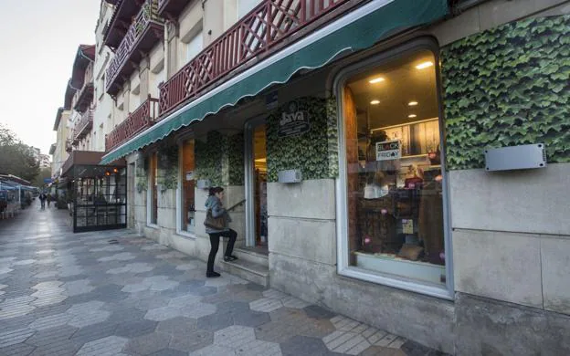 Tienda Java en la calle Joaquín Costa-La Cañía, junto al Casino de El Sardinero.