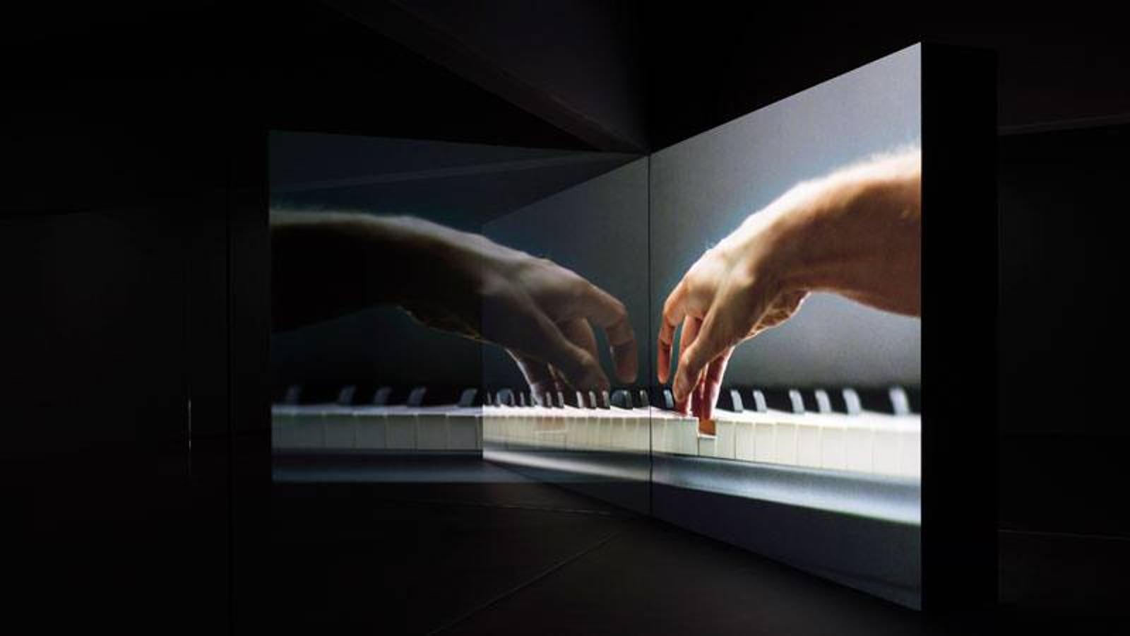 Anri Sala. Take Over, 2017. Proyecciones consecutivas de vídeo HD, color, sonido de 8 canales, elementos de vidrio. 7´56´´ 2,58 x 8,73 x 8,73 cm.