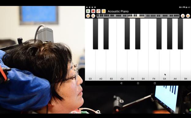 Fotografía cedida donde aparece una participante en el ensayo clínico BrainGate, tocando la pieza «Himno a la alegría» a través de una interfaz cerebro-computador (BCI, por sus siglas en inglés). 