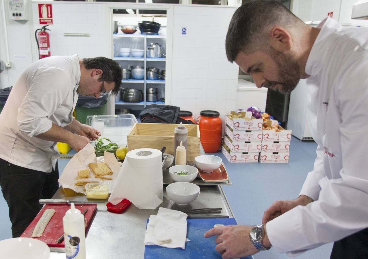 Amadeo Rodríguez lidera un proyecto que emprendió tras dejar de pescar angulas y que pretende la repoblar los ríos cántabros. Toni González, Juanma España, José Antonio Llorente y Cristian Cacho le acompañaron en la presentación del pruyecto