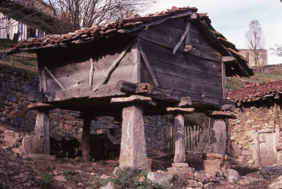 La familia de Rafael Suárez dona su archivo fotográfico al Pueblo de Asturias el archivo del montañero