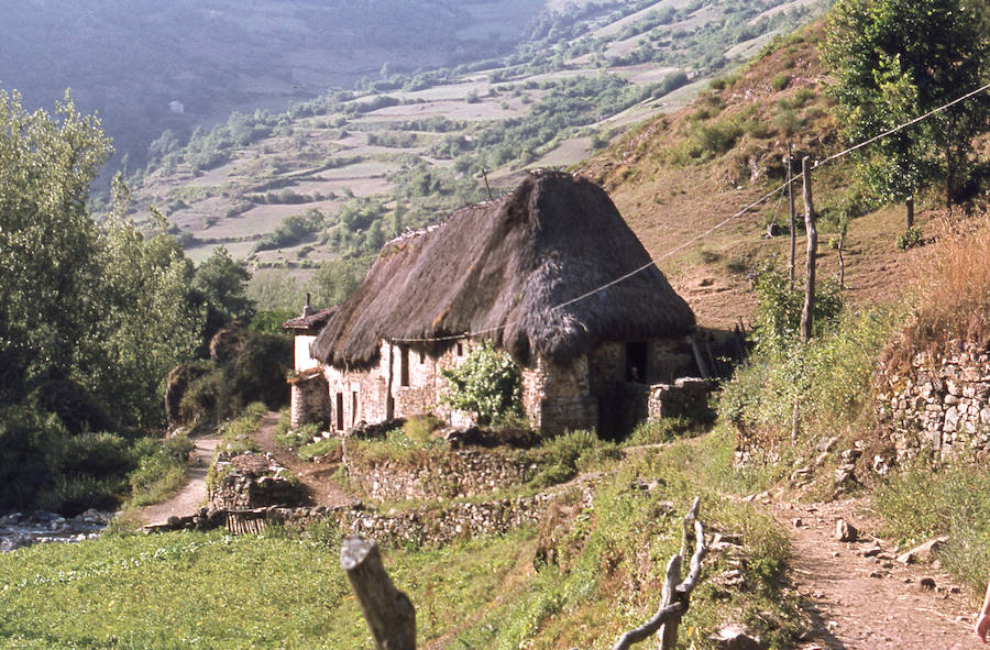 La familia de Rafael Suárez dona su archivo fotográfico al Pueblo de Asturias el archivo del montañero