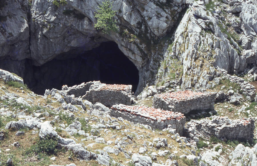 La familia de Rafael Suárez dona su archivo fotográfico al Pueblo de Asturias el archivo del montañero