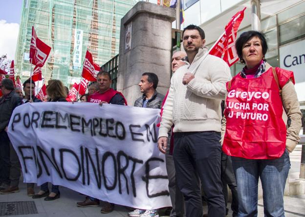 Una de las concentraciones de los trabajadores ante la sede del Gobierno regional.