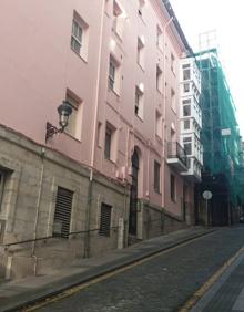 Imagen secundaria 2 - El edificio es el rosa que hace esquina. La entrada principal es por la calle Garmendia.