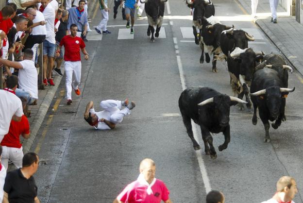 Un mozo sufre una caída durante uno de los encierros del pasado mes de septiembre.