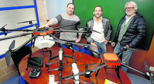 Marcos Fuentevilla, Nacho García Utrilla y Joseba Cuadrado posan con varios drones en la base operativa de Torrelavega.