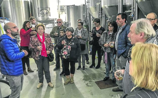 El Diario Montañés ha comenzado a invitar a sus suscriptores a experiencias culturales exclusivas. Veinticinco de ellos fueron seleccionados para realizar una visita guiada al municipio de Liérganes que finalizó en la fábrica de cerveza artesana Dougall's.