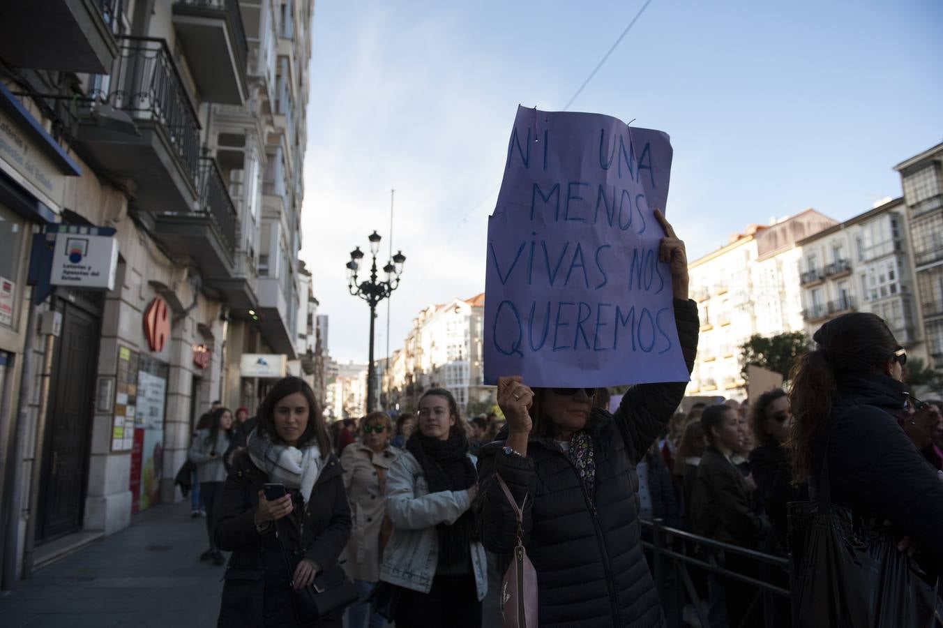 Cerca de 1.500 personas han participado en la manifestación que ha recorrido la capital cántabra reivindicando la igualdad real en la sociedad