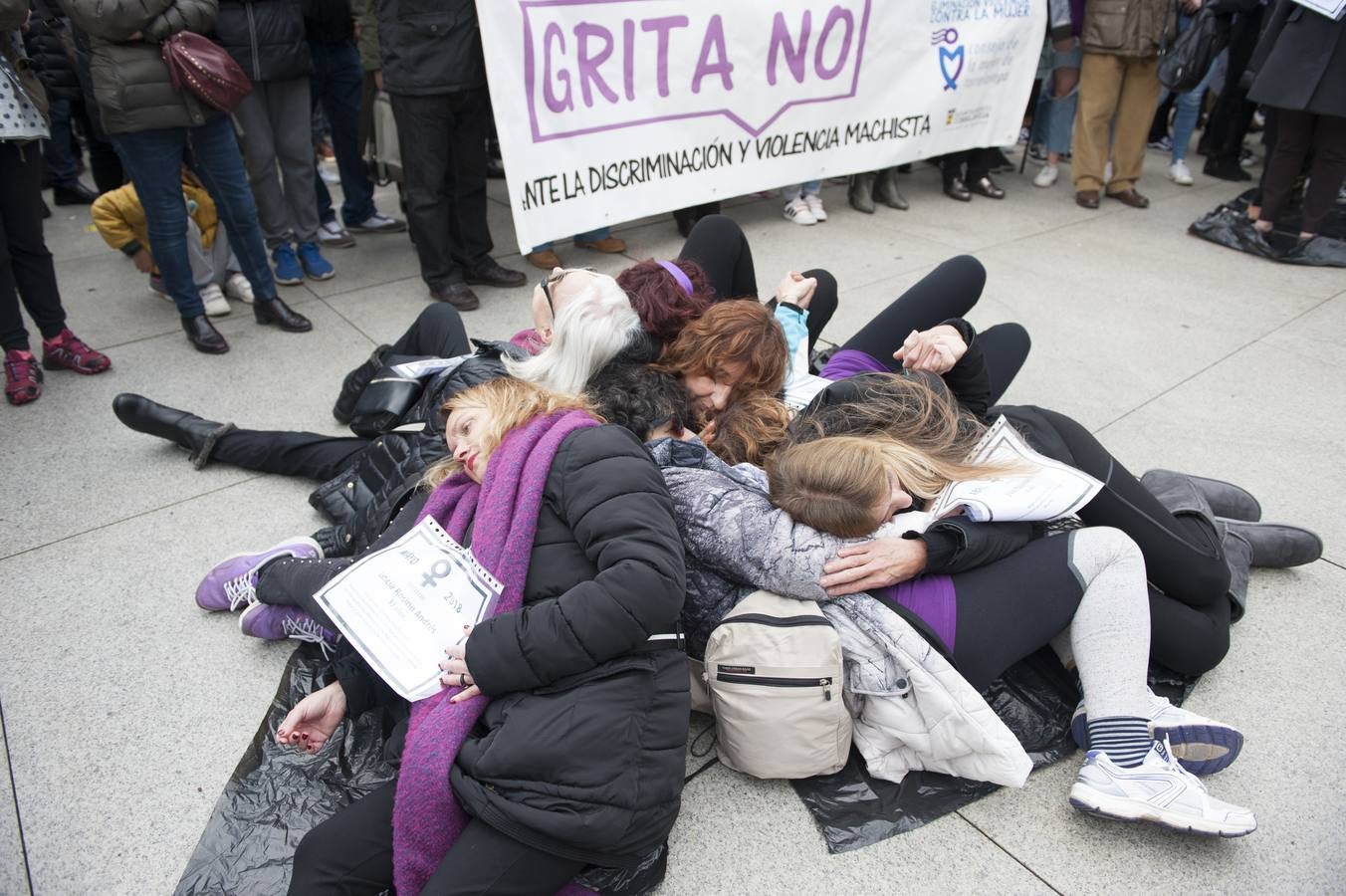 Cerca de 1.500 personas han participado en la manifestación que ha recorrido la capital cántabra reivindicando la igualdad real en la sociedad