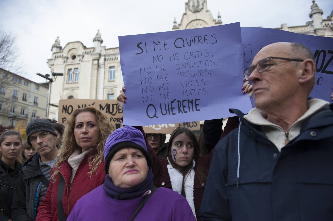 Cerca de 1.500 personas han participado en la manifestación que ha recorrido la capital cántabra reivindicando la igualdad real en la sociedad