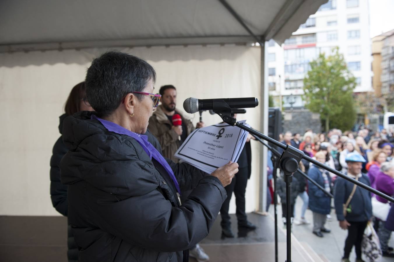 Cerca de 1.500 personas han participado en la manifestación que ha recorrido la capital cántabra reivindicando la igualdad real en la sociedad