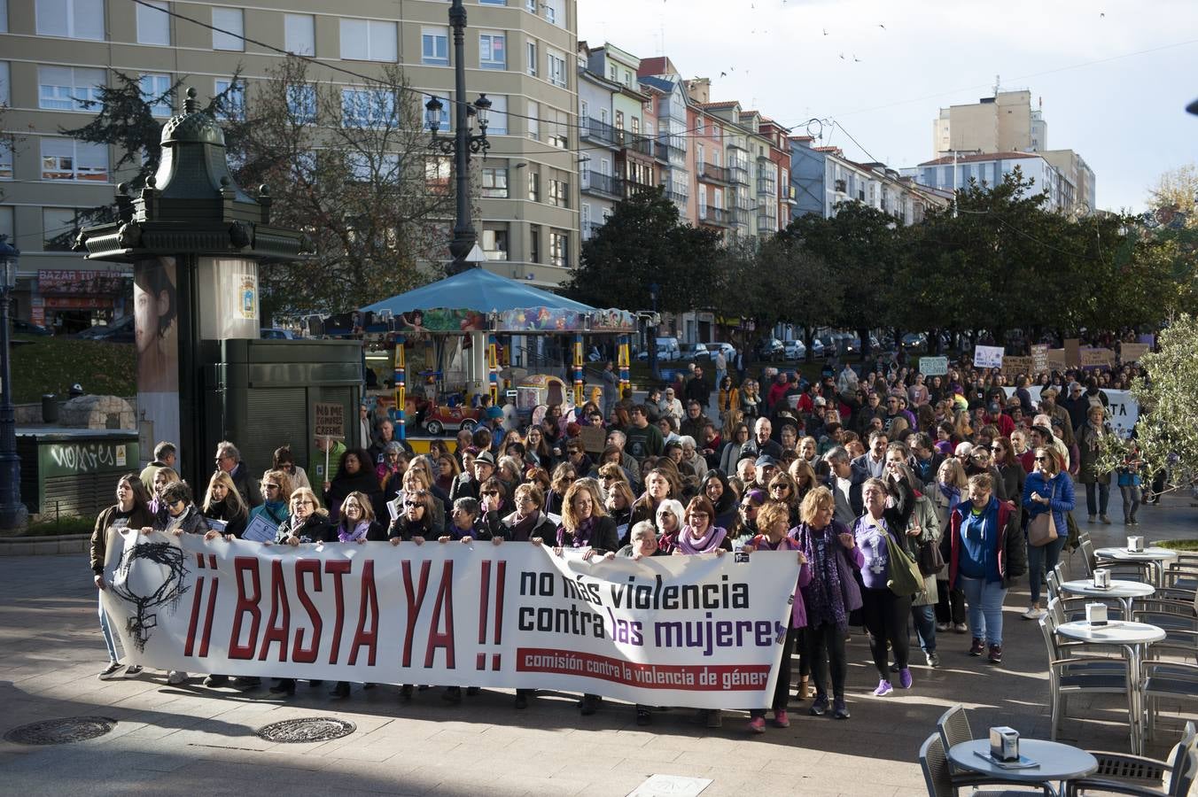 Cerca de 1.500 personas han participado en la manifestación que ha recorrido la capital cántabra reivindicando la igualdad real en la sociedad