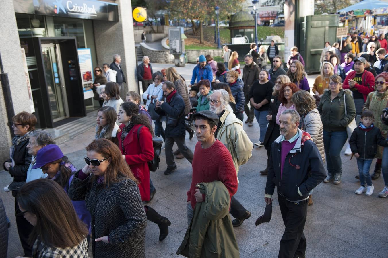 Cerca de 1.500 personas han participado en la manifestación que ha recorrido la capital cántabra reivindicando la igualdad real en la sociedad