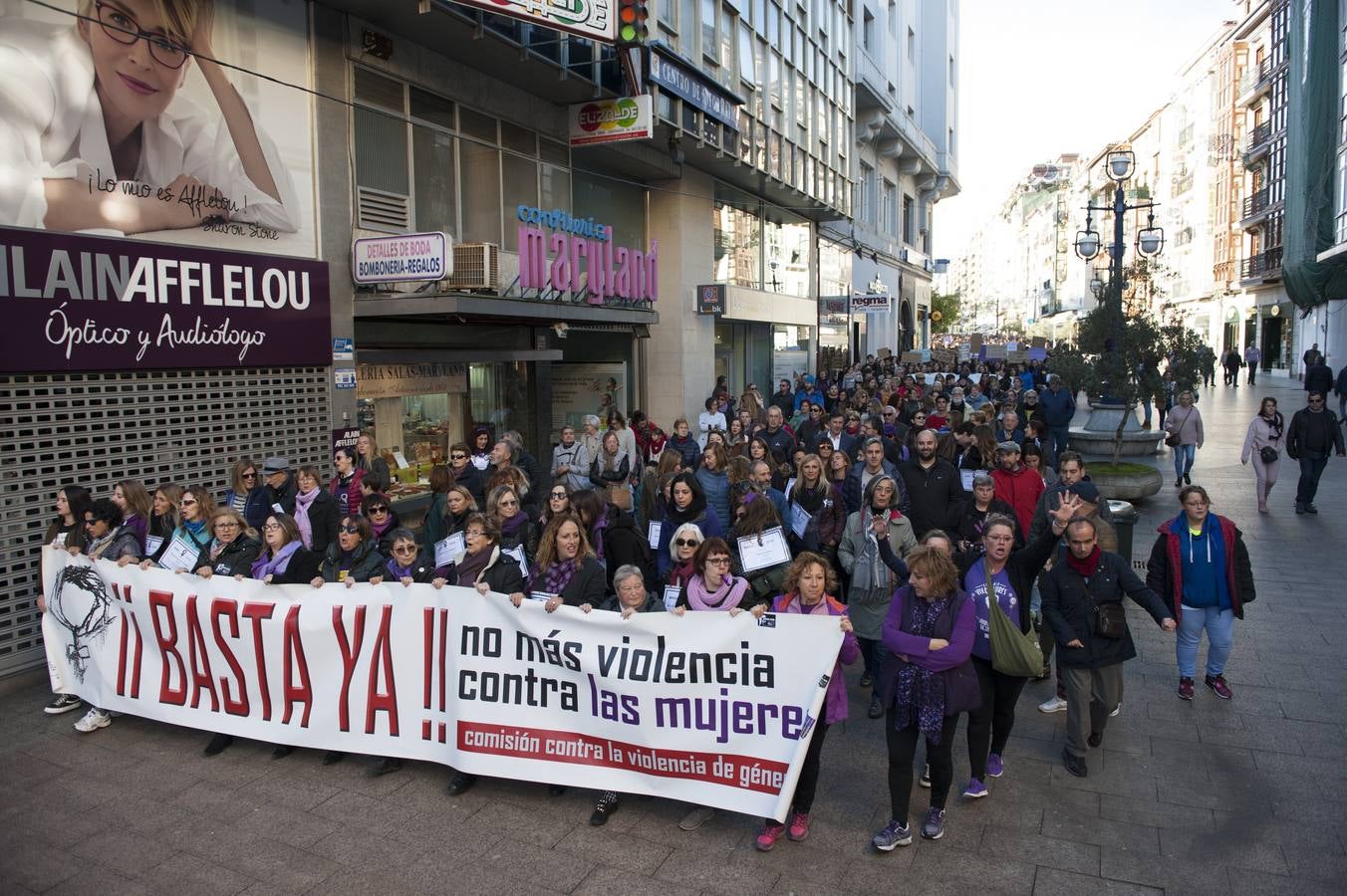 Cerca de 1.500 personas han participado en la manifestación que ha recorrido la capital cántabra reivindicando la igualdad real en la sociedad