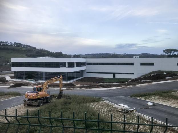 Estado de las obras, ayer, del centro productivo de Cantabria Labs en La Concha. 