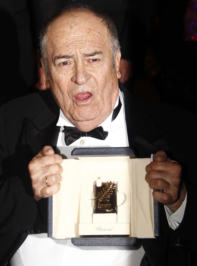 Bernardo Bertolucci recibe la Palma de Oro de Honor del Festival de Cannes en 2011.