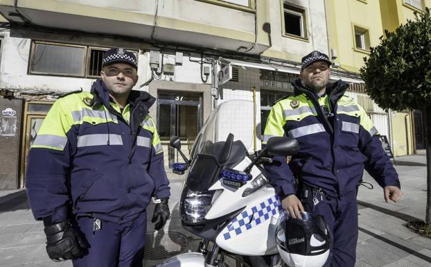 Policías que rescataron a una mujer en el incendio de su vivienda de la calle Tetuán, el día 20.