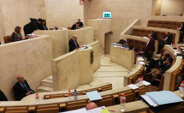 Pleno del parlamento para debatir las enmiendas a la totalidad del Proyecto de Presupuestos de Cantabria 2019.