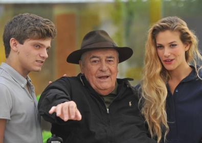 Imagen secundaria 1 - Bernardo Bertolucci en el rodaje de 'El último tango en París', junto a Marlon Brando y Maria Schneider; en la presentación de su última película, 'Yo y tú', en 2012; y con uno de los nueve Oscar que recibió por 'El último emperador' en 1988. 