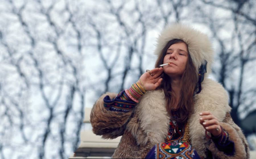 La música y un icono como Janis Joplin no pudo dejar de lado esta tendencia histórica.