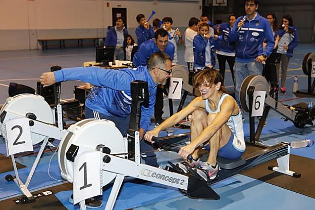Adela Lamillar en plena competición animada por los preparadores José Ucelay, Miguel Mayor y Santi Bustillo. 