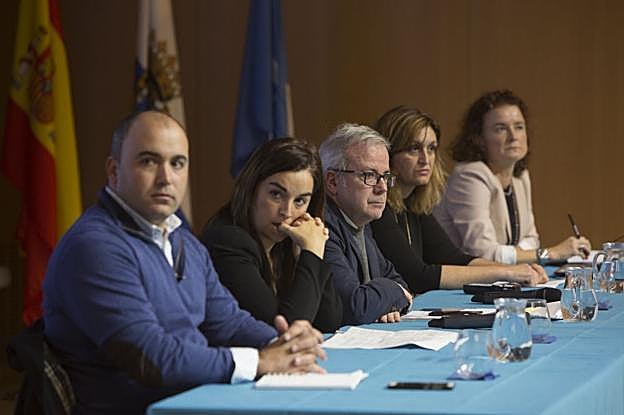 Jacobo Alonso, Sonia Sangrador, Fernando Mier, Teresa López y María Quintana, este lunes en la Universidad Europea del Atlántico.