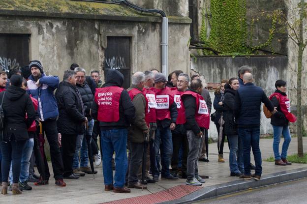 Trabajadores de Fundinorte, la antigua Greyco, ayer frente al Parlamento de Cantabria.