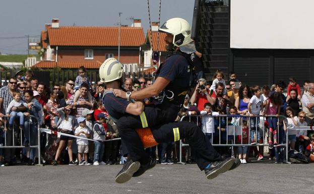 Exhibición en el parque de bomberos de Santander.