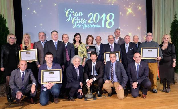 Imagen de familia de los premiados, los representantes institucionales y los directivos de la Asociación.