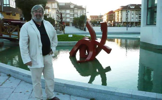 El escultor, en Noja, donde mostró sus 'itinerARTciones'. 