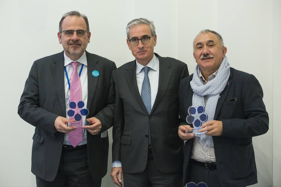 Ramón Jáuregui (centro) entrega los galardones a Luca Jahier (izq.) y Pepe Álvarez (dcha.).