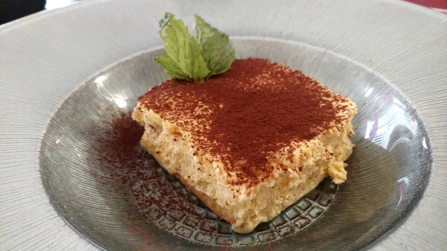 Tiramisú de sobao pasiego y crema de orujo.