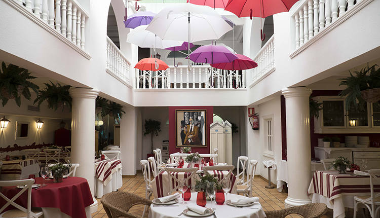 Interior del restaurante donde la decoración es un elemento diferenciador.