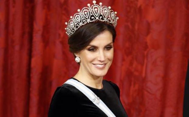 La reina Letizia luce la tiara conocida como la 'rusa'.