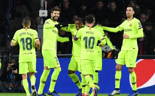 Los futbolistas del Barça celebran el gol de Messi. 