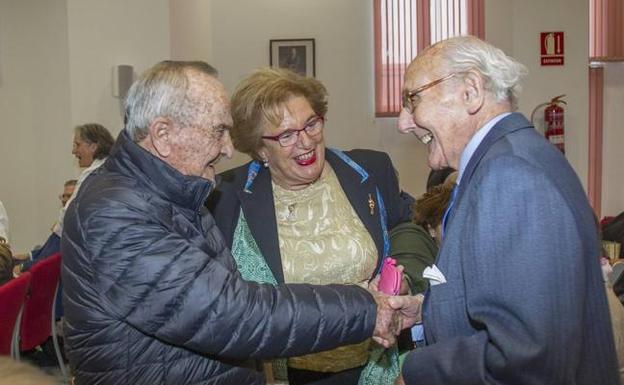 Reencuentro histórico. El urólogo Juan María Abaitua (derecha), histórico del Hospital Valdecilla que inició la actividad trasplantadora en 1975 de la mano de Carlos Gómez-Durán y César Llamazares, saluda a la antigua supervisora de Enfermería de Nefrología, Rosa Alonso, y a Luis Díez, el primer trasplantado renal de donante fallecido. 