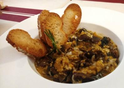 Imagen secundaria 1 - Arriba, solomillo con agridulce de cardamomo. A la izquierda, revuelto de setas de cardo y pie azul. A la derecha, burrata con caviar de anchoas y lágrimas doradas.