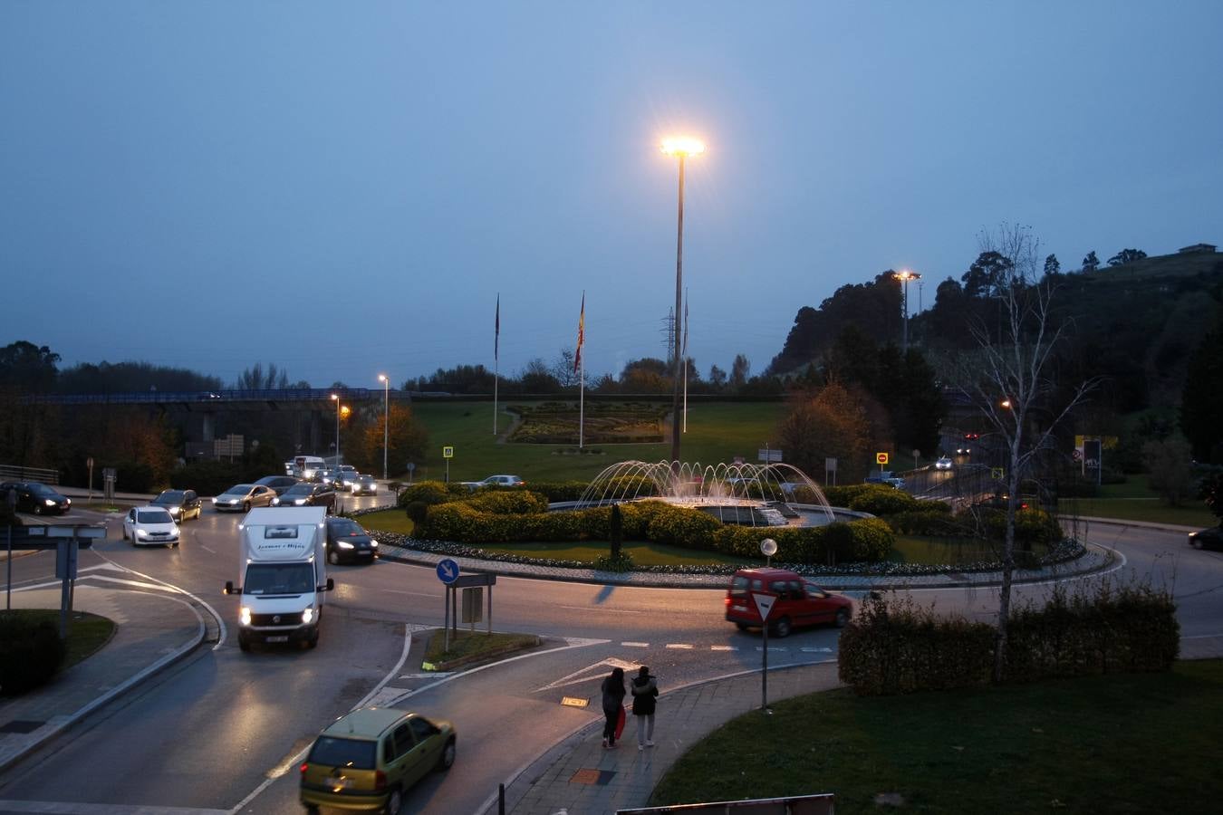 Fomento enciende el alumbrado en el principal acceso a Torrelavega y anuncia que cambiará las luminarias