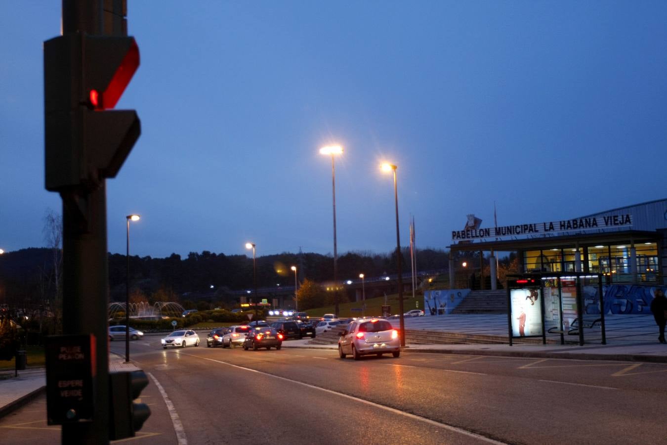 Fomento enciende el alumbrado en el principal acceso a Torrelavega y anuncia que cambiará las luminarias