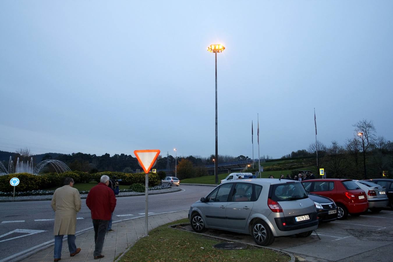 Fomento enciende el alumbrado en el principal acceso a Torrelavega y anuncia que cambiará las luminarias
