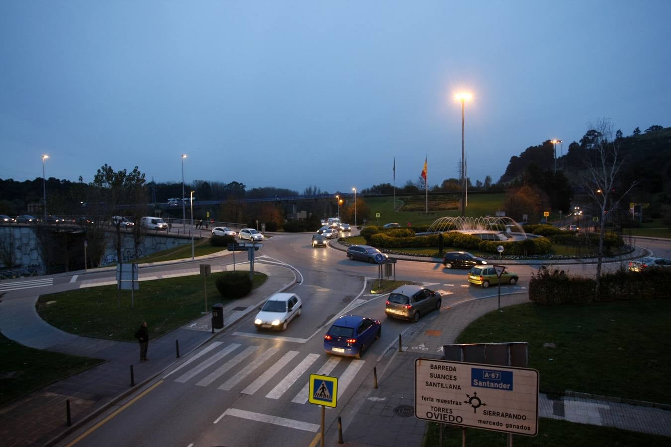 Fomento enciende el alumbrado en el principal acceso a Torrelavega y anuncia que cambiará las luminarias