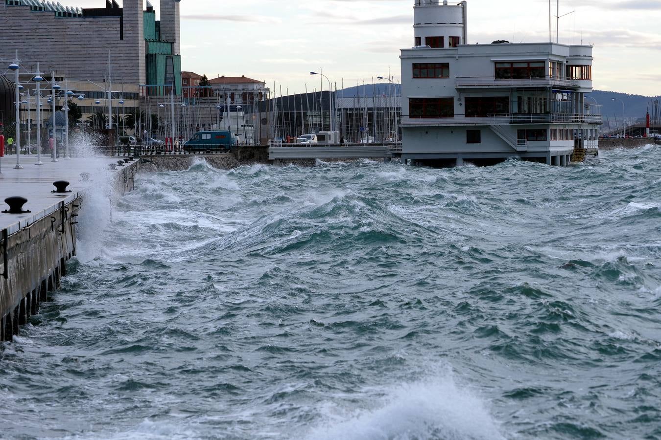 Así está hoy la bahía de Santander, azotada por el viento Sur