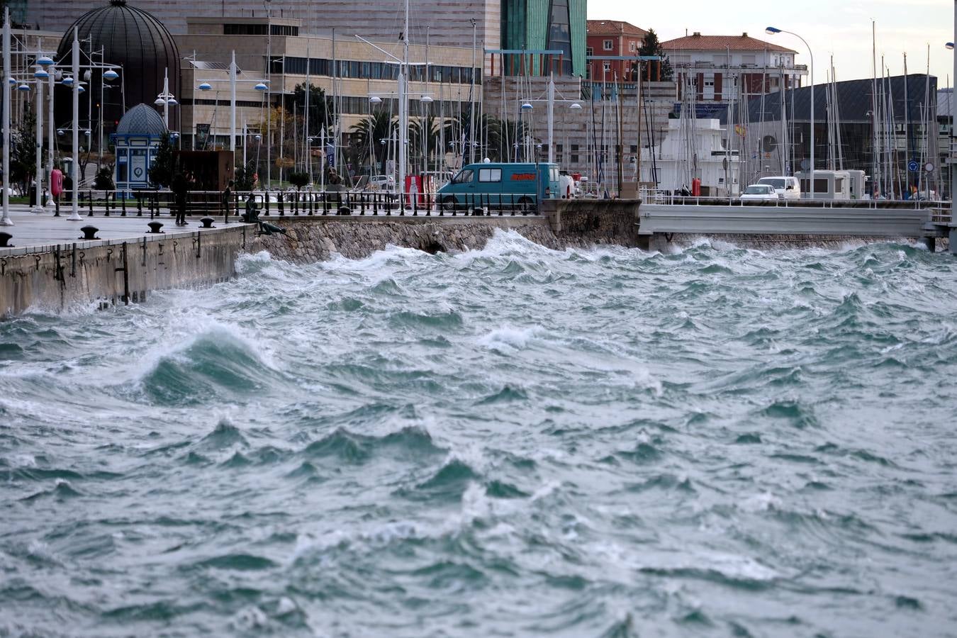 Así está hoy la bahía de Santander, azotada por el viento Sur