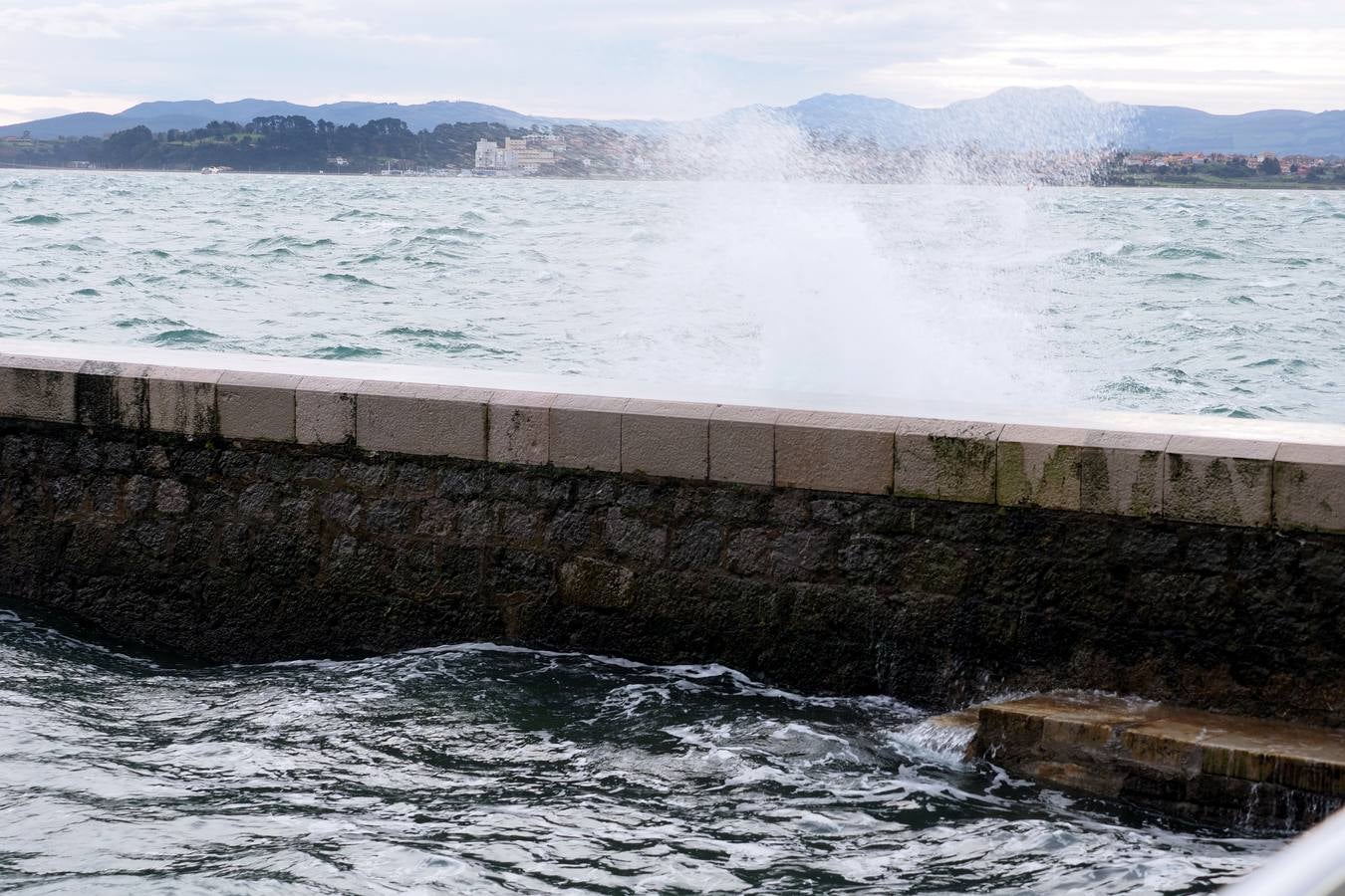 Así está hoy la bahía de Santander, azotada por el viento Sur